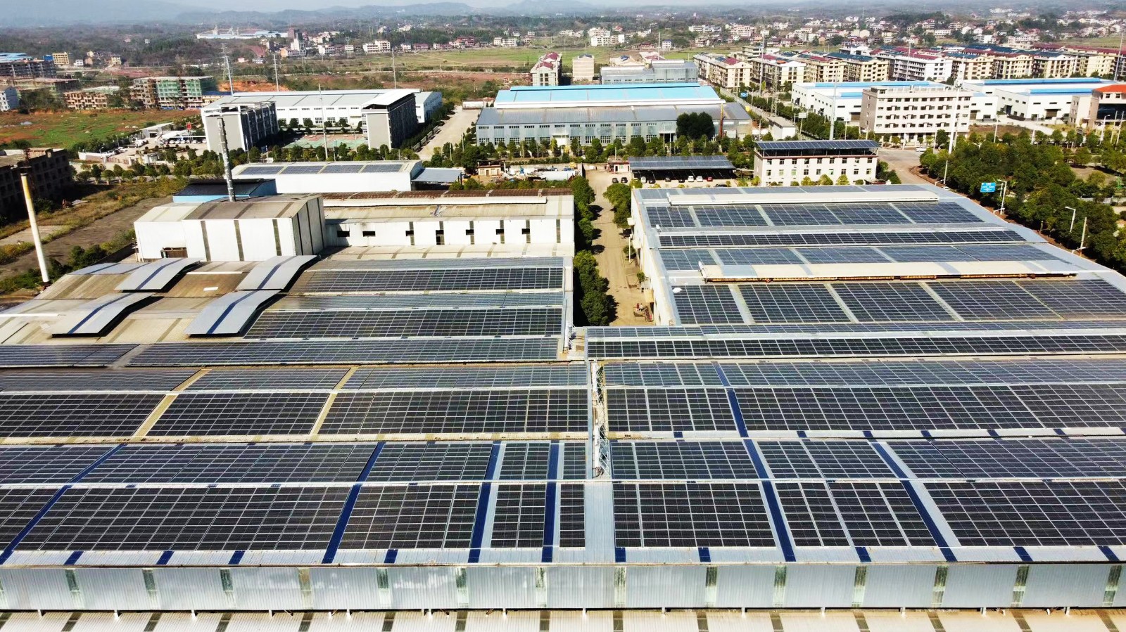 6月以来，，，，，，，，室外温度居高不下！多地供电主要，，，，，，，，光伏电站或将为工商业企业带来“用电自由！